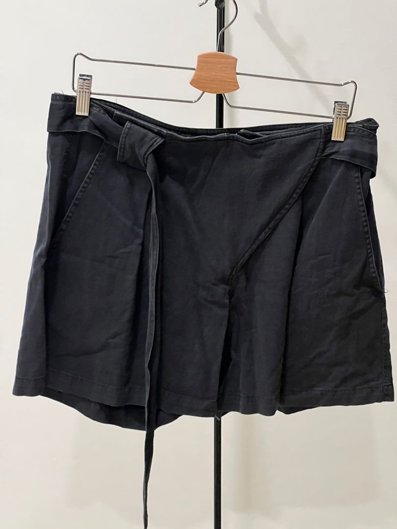 Shorts that look like a skirt, Women's Fashion, Bottoms, Shorts on