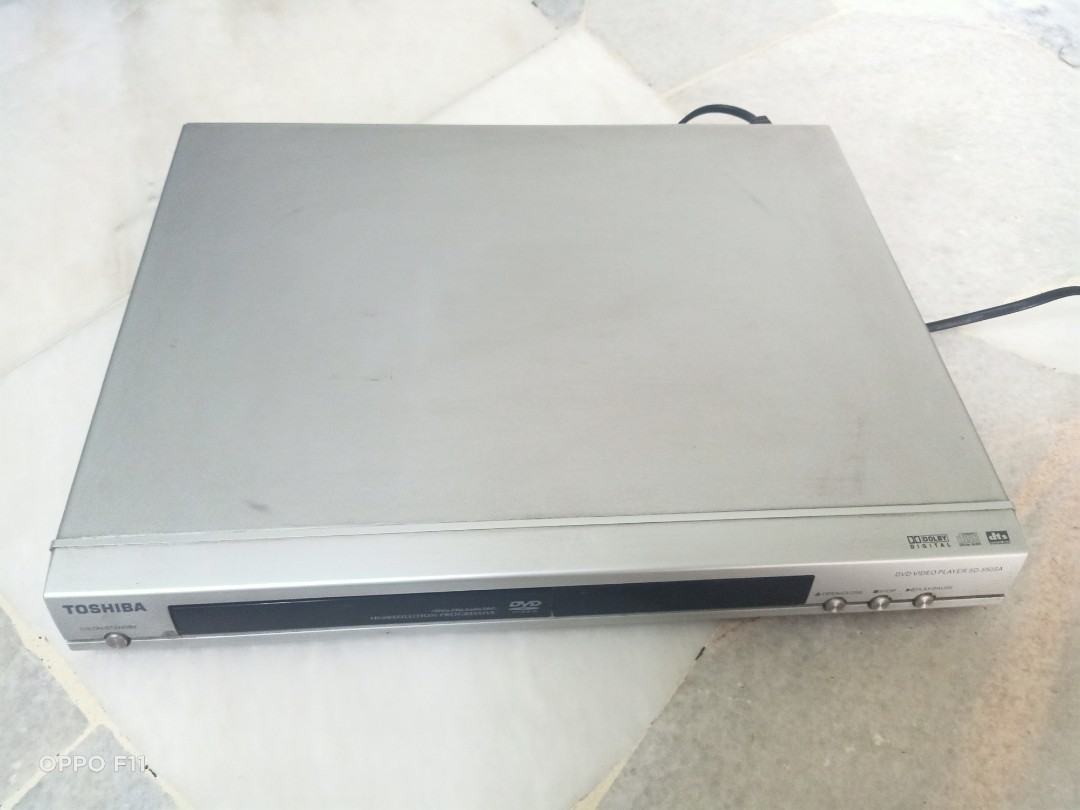TOSHIBA DVD PLAYER WITH REMOTE CONTROLLER SILVER LIGHTNING LIMITED