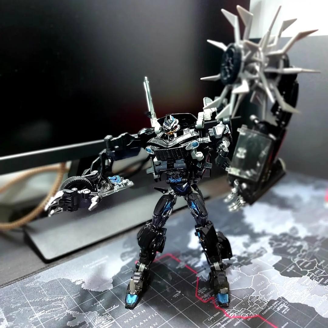 Transformers (Category: Fan Merchandise) located in Petaling Jaya. Submitted by izzithink (Listing ID 1125411813, Image 2). Description: Urgent Sales Price Negotiable.