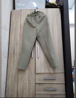 Celana panjang tekstur sage green