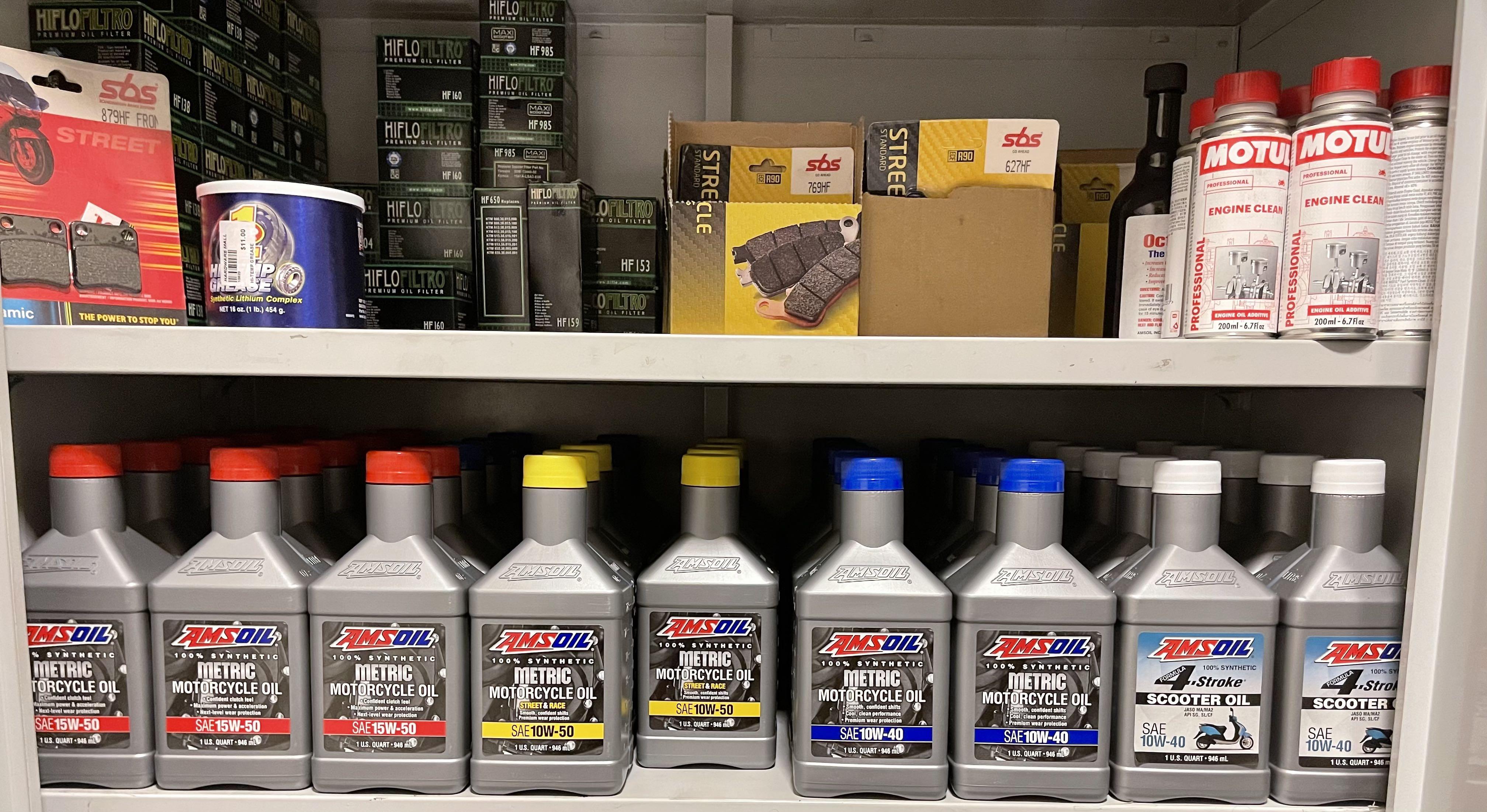 Engine oil servicing promo GULF AMSOIL for motorbikes (Category: Motorcycle Accessories) located in Singapore. Submitted by motormech (Listing ID 238335018, Image 1). Description: Engine oil: ↘️GULF SYNTRAC 10W 40 100% SYNTHETIC ↘️GULF SYNTRAC 10w 50 100% SYNTHETIC ↘️AMSOIL 4T PERFORMANCE 10w 40 100% SYNTHETIC ↘️AMSOIL METRIC 10w 40 100% SYNTHETIC ↘️AMSOIL METRIC 15w 50 100% SYNTHETIC ↘️Motul 7100 10w 50 100% SYNTHETIC ↘️ESSENZA SINTETICA 4T XR 1