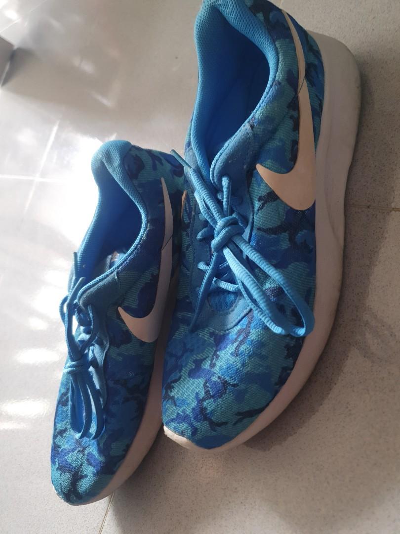 Blue camo shop nike shoes
