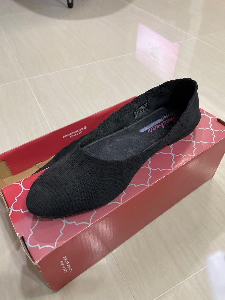 Skechers Fashion Knit Memory Foam size 8 ladies Black shoes