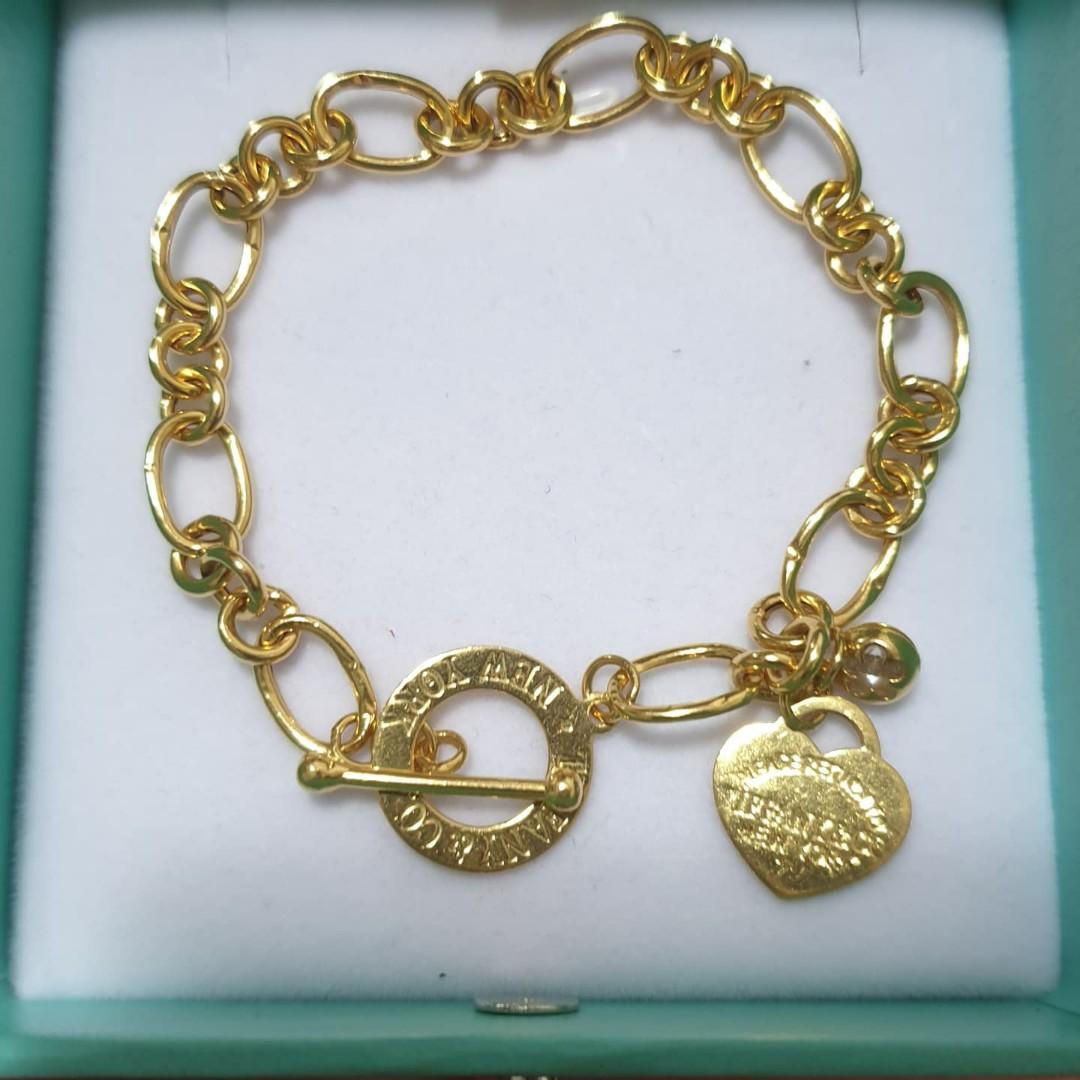 Why are Taylor Swift fans trading friendship bracelets at the Eras tour? |  The Independent