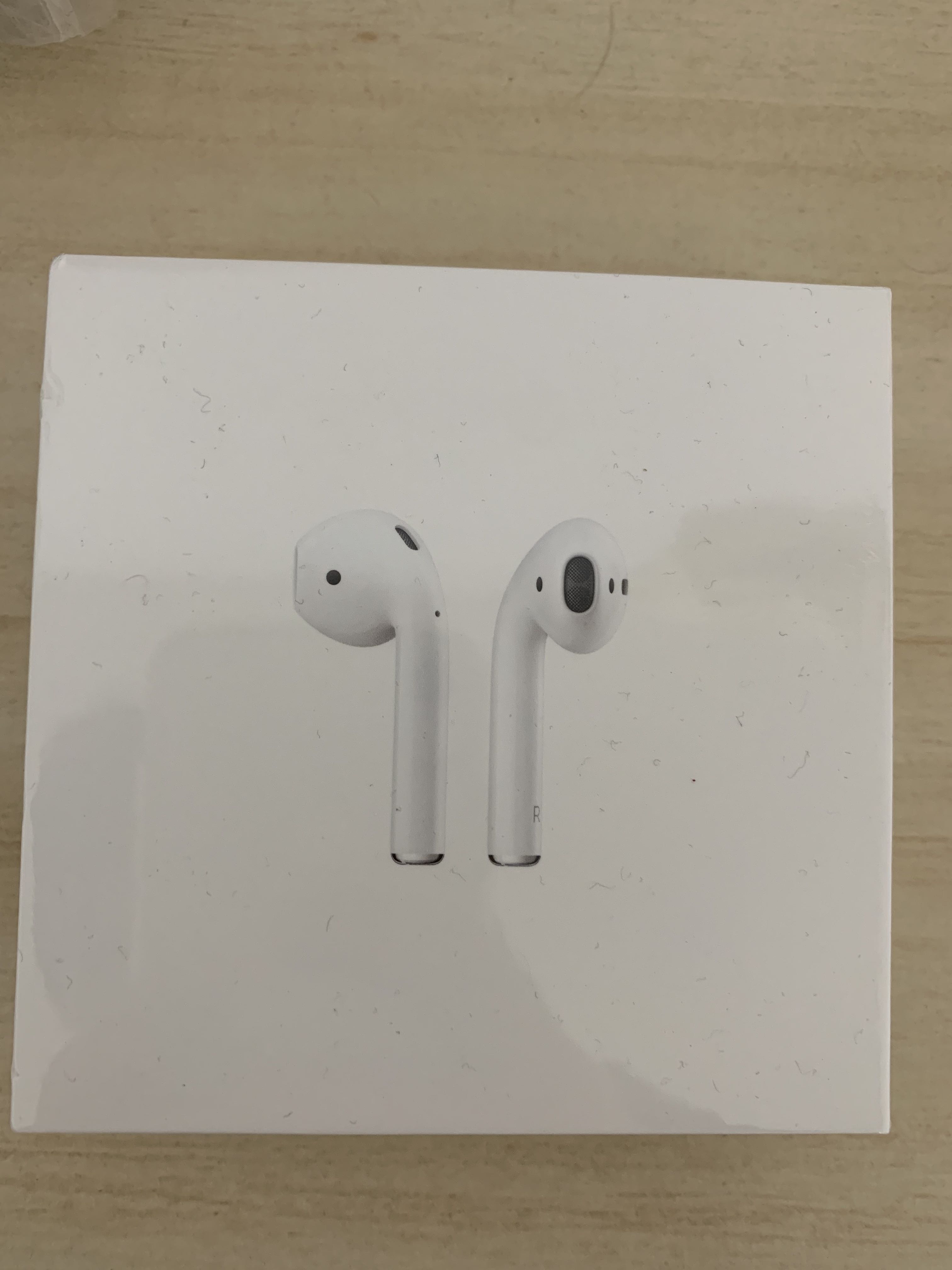 AirPods 2, 耳機及錄音音訊設備, 耳機在旋轉拍賣