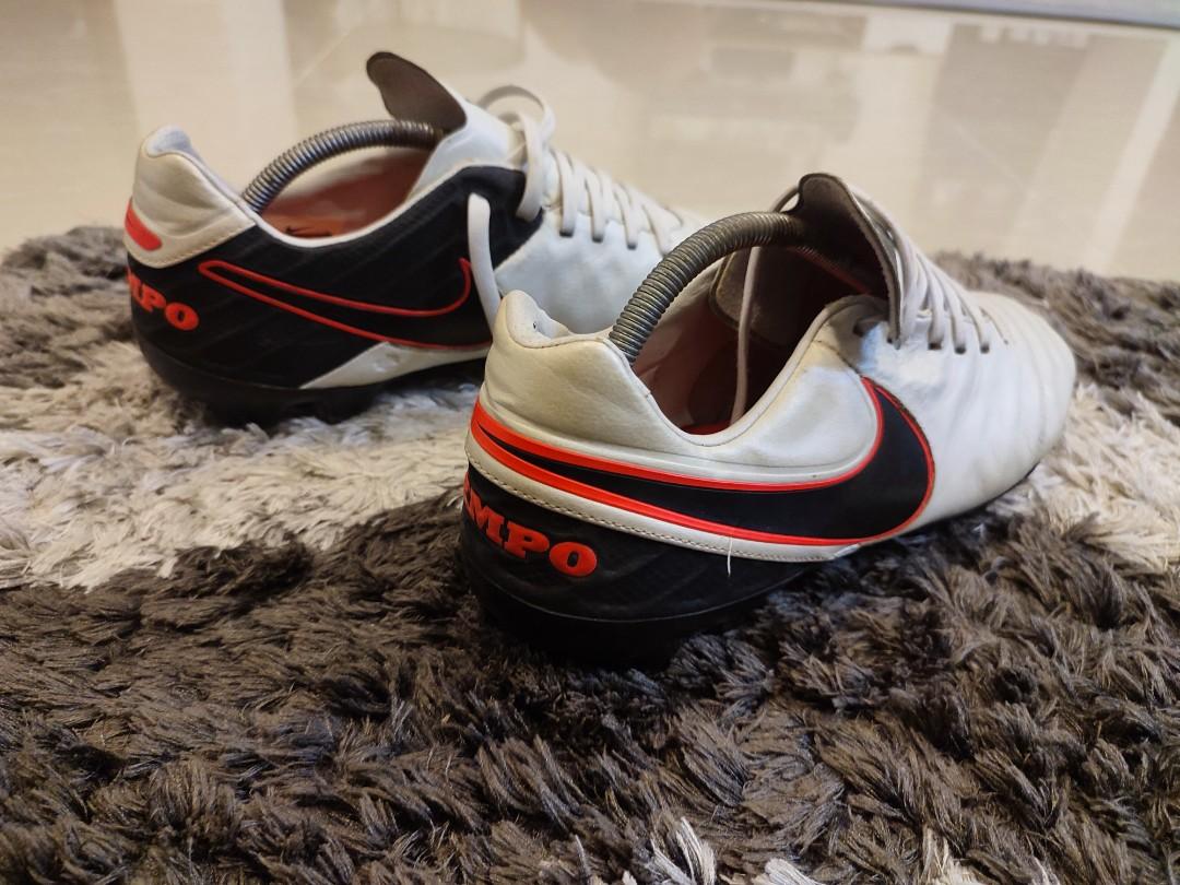 Kasut bola sales nike tempo