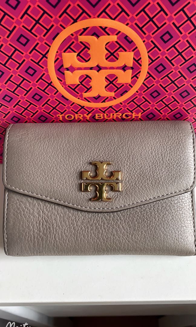 Tory Burch KIRA PEBBLED MEDIUM FLAP WALLET, Women's Fashion, Bags & Wallets,  Wallets & Card Holders on Carousell