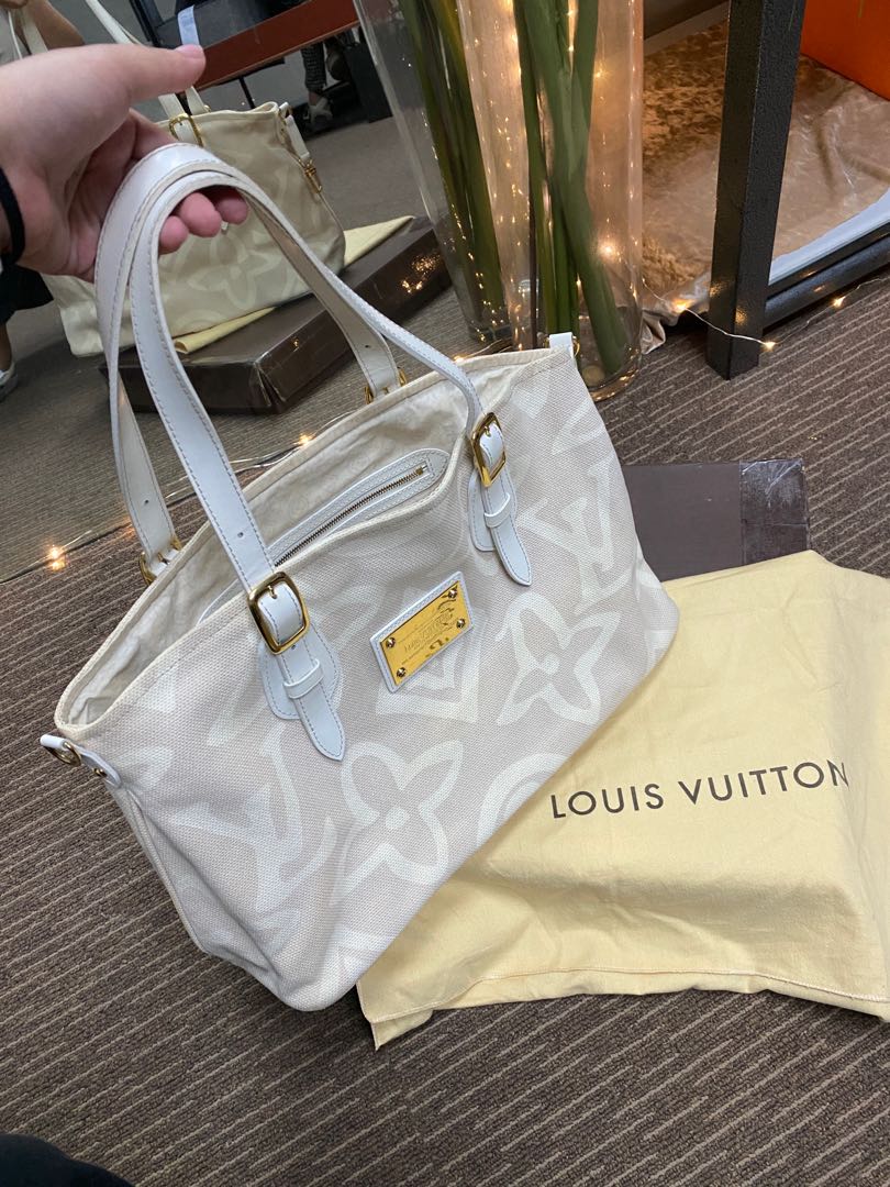 Sold at Auction: A Louis Vuitton Tahitienne Cabas GM handbag