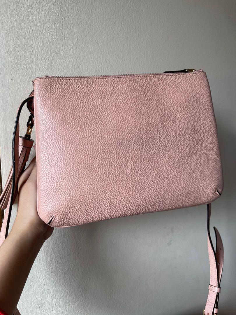 PreLoved Samantha Thavasa Sling Bag (Category: Cross-body Bags) located in Makati City. Submitted by vireeza09 (Listing ID 1125794251, Image 2). Description: PreLoved Samantha Thavasa Sling Bag 3 compartments Scratches on the leather as seen on the photos. But not really noticeable from afar No rubs on corners. PM for inquiries. .