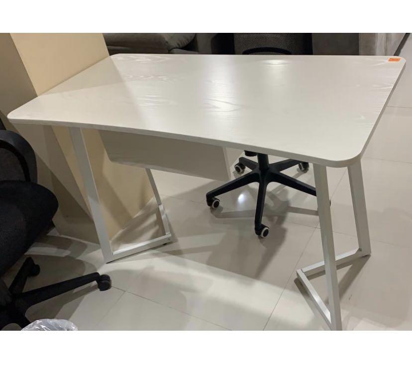 Study table (Category: Tables & Sets) located in Singapore. Submitted by lefpu (Listing ID 1125739966, Image 1). Description: .
