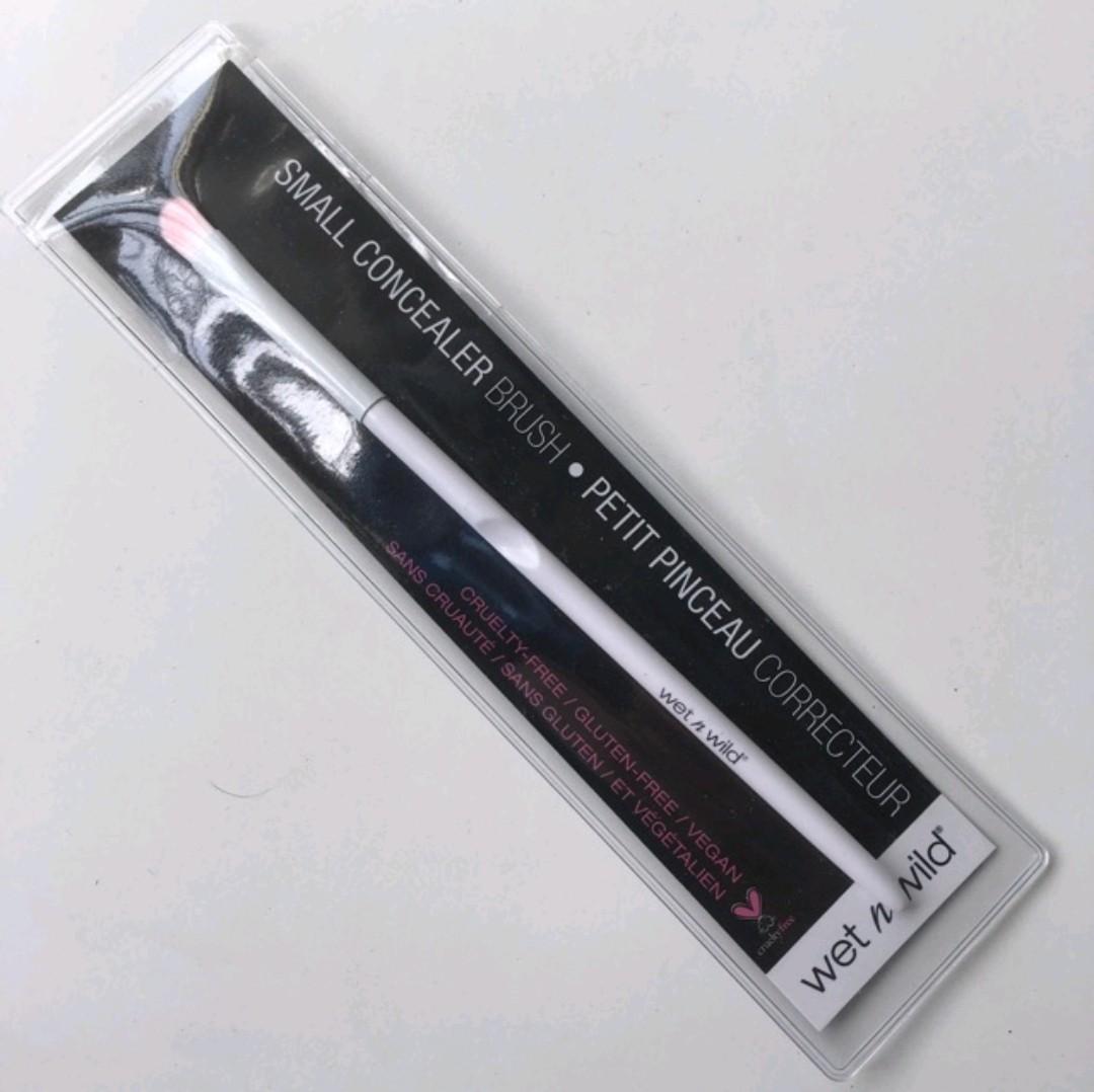 Wet n Wild Make-up Brush (Category: Makeup) located in Cavite. Submitted by safemountain_884059 (Listing ID 1125844170, Image 3). Description: Original Wet n Wild makeup-brush All onhand!!! Large Powder brush 130 Small Concealer brush 90 Crease brush 100 all brush comes with free mesh guard 100% original from US🇺🇲.
