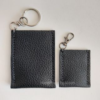 純手工縫製皮革
迷你八達通套/小物收納袋
内徑4cm、高6cm 
$40
標準八達通/工作證/身份證/駕駛執照……卡套
内徑6cm、高9cm
$69
可隨意選擇合適鎖匙扣64192571258370110