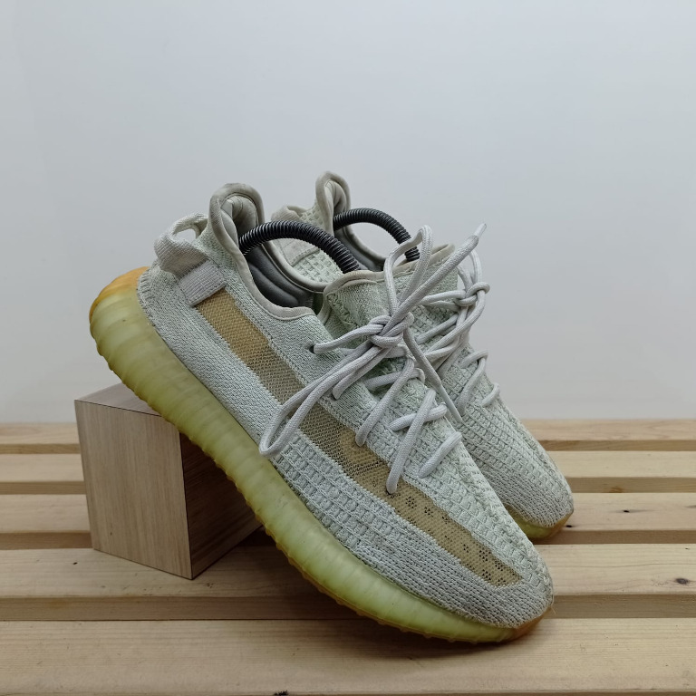 Adidas Yeezy Boost 350 V3 Hyperspace, Fesyen Pria, Sepatu , Sneakers di  Carousell