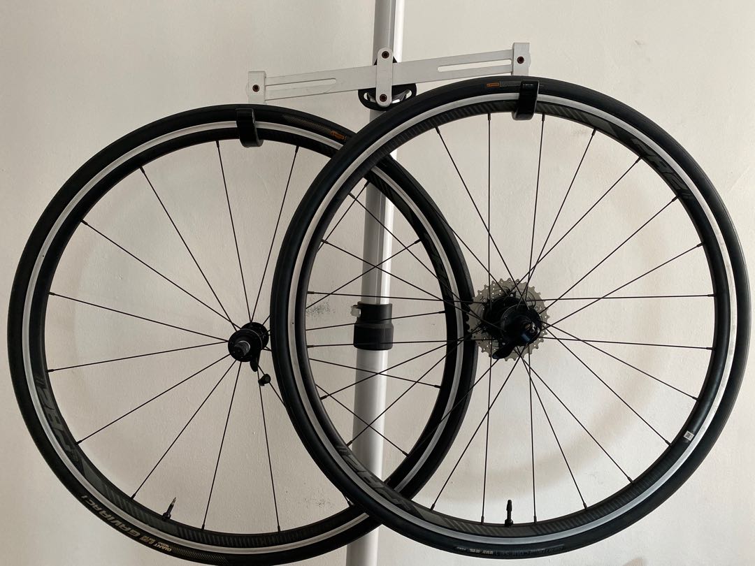 Cheap road bike wheelset 700c (Giant PR2 Tubeless), Sports Equipment
