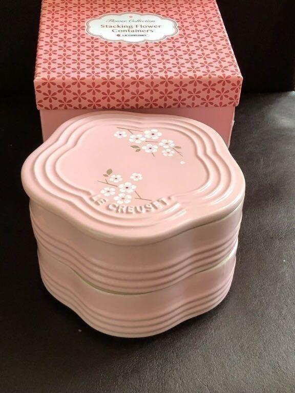 Le Creuset 櫻花全盒 層疊盒 Stacking Flower Containers, 傢俬＆家居, 廚具和餐具, 餐具和餐具