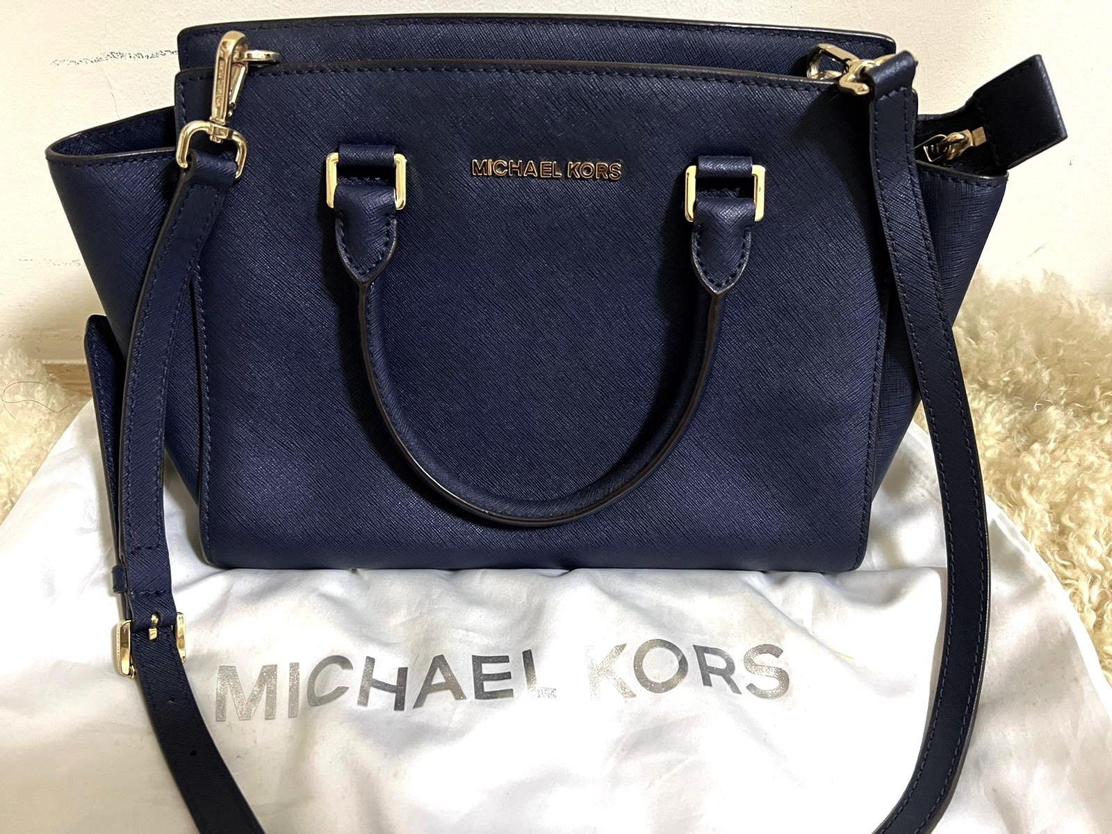 What's In My Bag ~ Michael Kors Selma Medium Satchel 