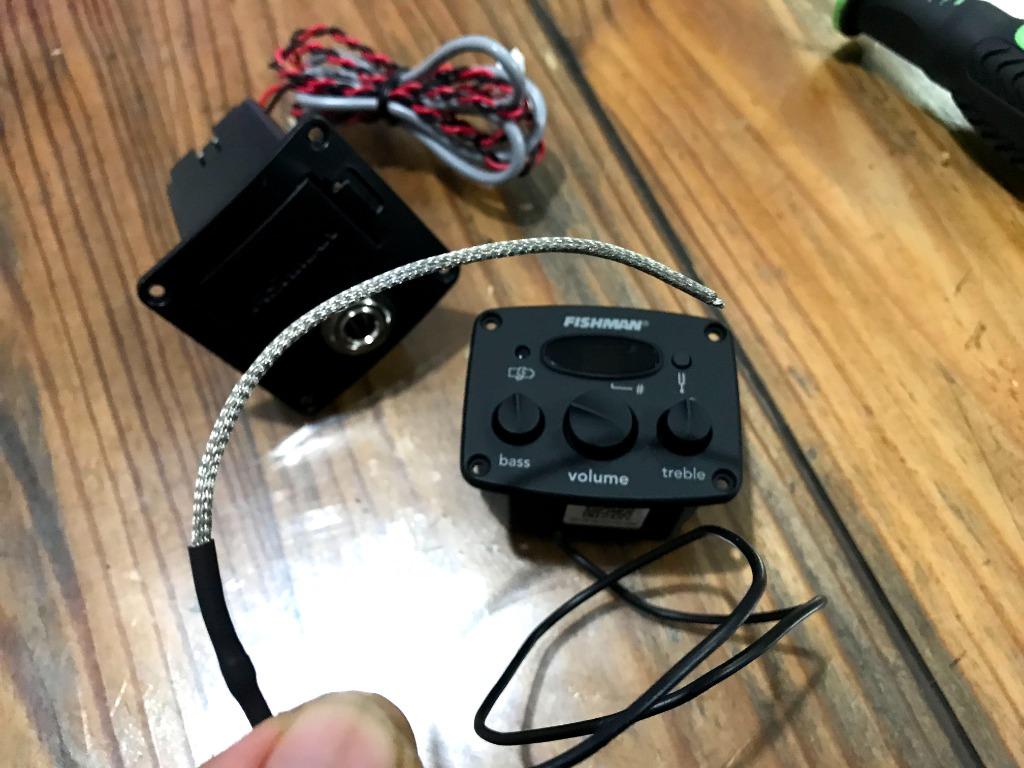 Original Fishman Isys Mini Preamp+Pickup, Hobbies & Toys, Music & Media ...