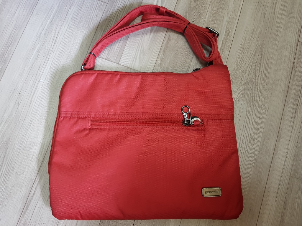 Pacsafe daysafe sales slim crossbody bag
