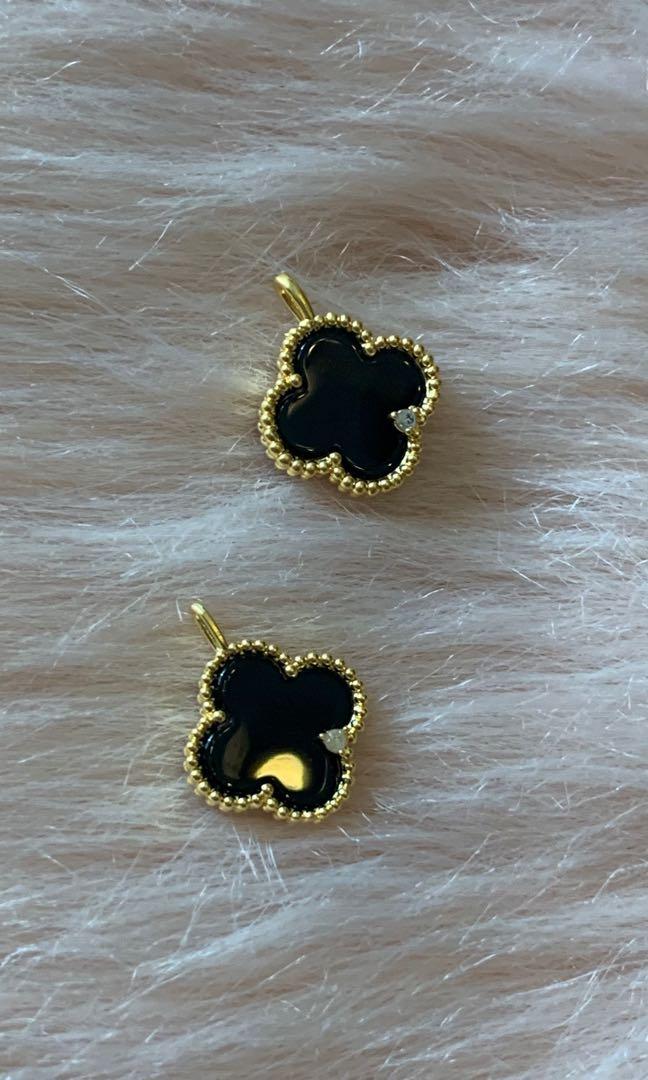 Real 18k Yellow Gold Pendant (Category: Necklaces) located in Quezon City. Submitted by dutchess88 (Listing ID 1126015319, Image 1). Description: 100% Real 18k Yellow Gold Pawnable With Certificate VCA Pendant with 0.1 carat Natutal Diamond. Brand new and with free cute lagayan. Perfect for everyday use or as a gift. .