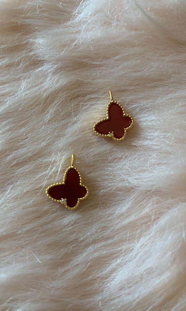 Real 18k Yellow Gold Pendant (Category: Necklaces) located in Quezon City. Submitted by dutchess88 (Listing ID 1126015746, Image 1). Description: 100% Real 18k Yellow Gold Pawnable With Certificate Red Butterfly Pendant with 0.1 carat of Natutal Diamond. Brand new and with free cute lagayan. Perfect for everyday use or as a gift. .