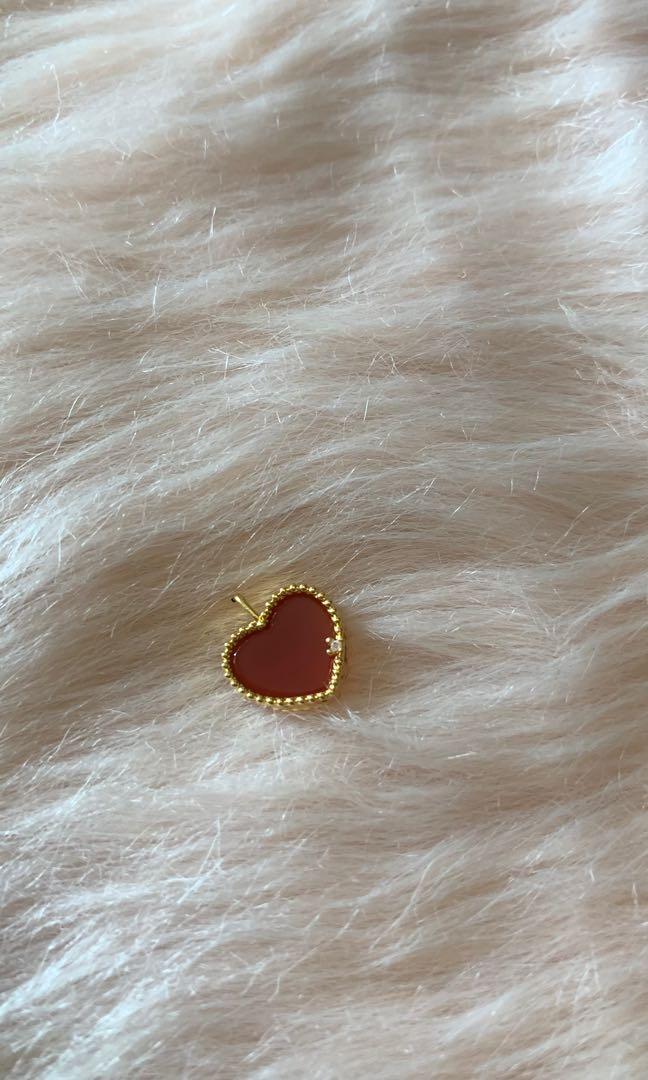 Real 18k Yellow Gold Pendant (Category: Necklaces) located in Quezon City. Submitted by dutchess88 (Listing ID 1126016165, Image 2). Description: 100% Real 18k Yellow Gold Pawnable With Certificate Heart Pendant with 0.1 carat of Natutal Diamond. Brand new and with free cute lagayan. Perfect for everyday use or as a gift. .