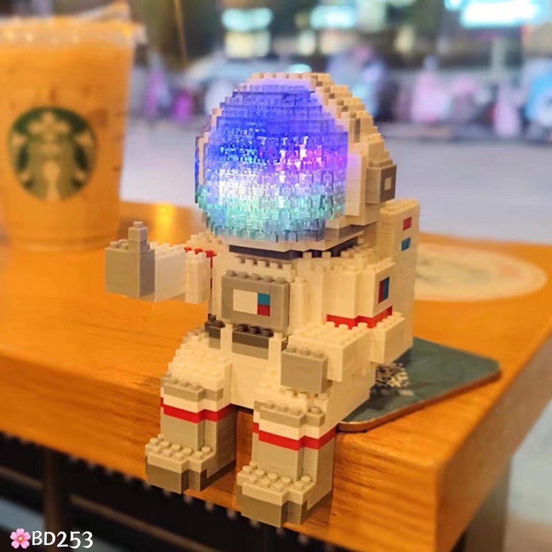 Astronaut Nano Block, Hobbies & Toys, Toys & Games on Carousell