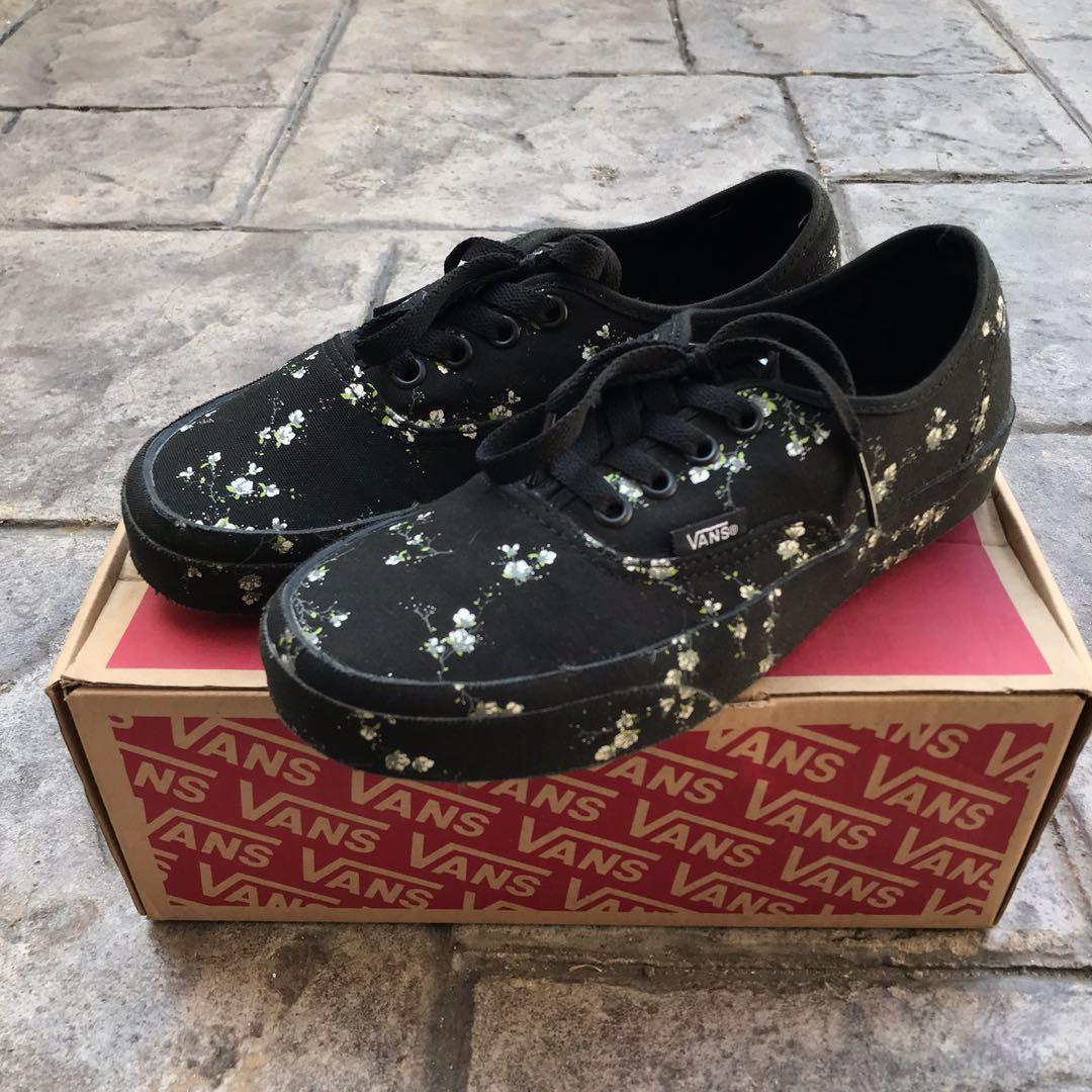 Perle syv timeren Vans Authentic (Midnight floral) Black, Women's Fashion, Shoes on Carousell