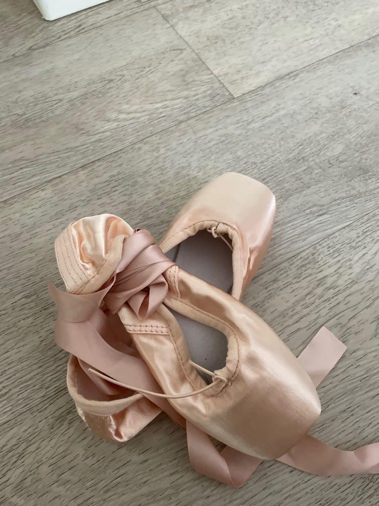 Day dance pointe hotsell shoes