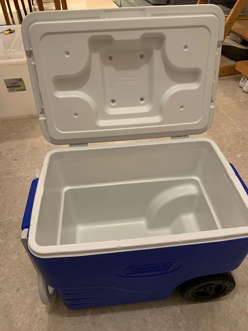 Coleman 38L wheeled cooler box, Sports Equipment, Hiking & Camping on