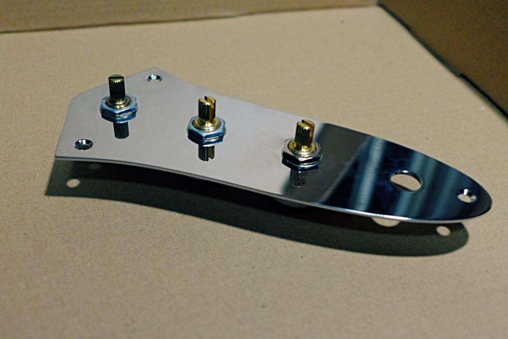 Fender Jazz Bass Control Plate 4 Holes (fit CTS Pots), 興趣及遊戲, 音樂樂器 & 配件