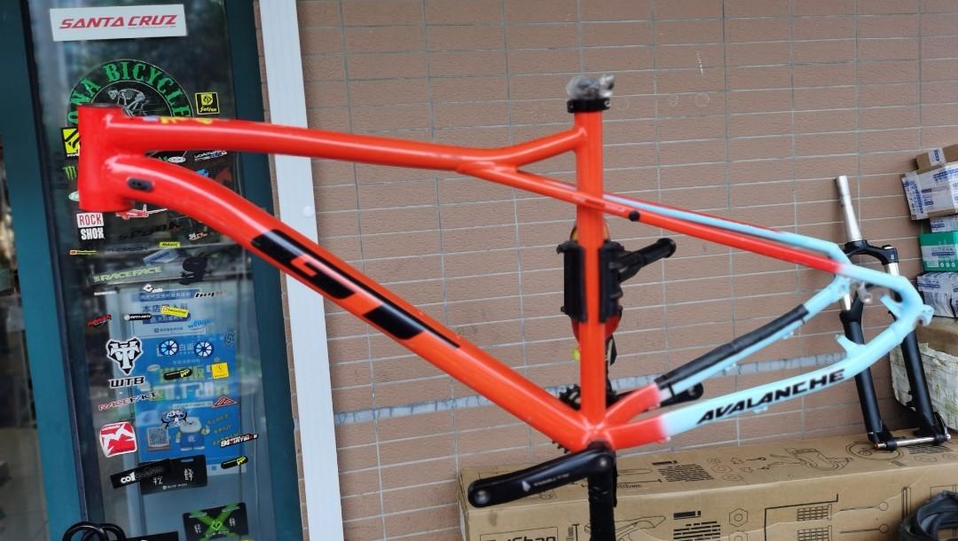 GT avalanche Frame. L size (19 inches) for 29 or 27.5 wheel set. Inner wire  routing.