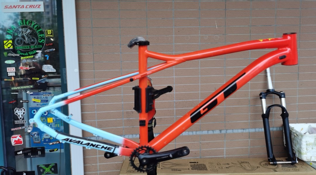 GT avalanche Frame. L size (19 inches) for 29 or 27.5 wheel set. Inner wire  routing.