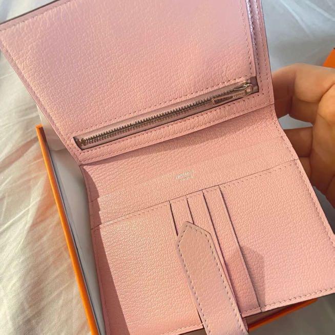 Hermes Bearn Wallet （分類：銀包、卡片套）位於 Hong Kong。 由 realclassluxury 提交（商品編號 1126187666，圖片 3）。簡介： Hermes Bearn Wallet 閒置💓 3Q 山羊皮銀扣 一萬鬆啲 。