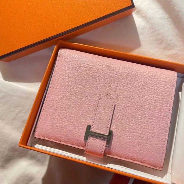 Hermes Bearn Wallet （分類：銀包、卡片套）位於 Hong Kong。 由 realclassluxury 提交（商品編號 1126187666，圖片 1）。簡介： Hermes Bearn Wallet 閒置💓 3Q 山羊皮銀扣 一萬鬆啲 。