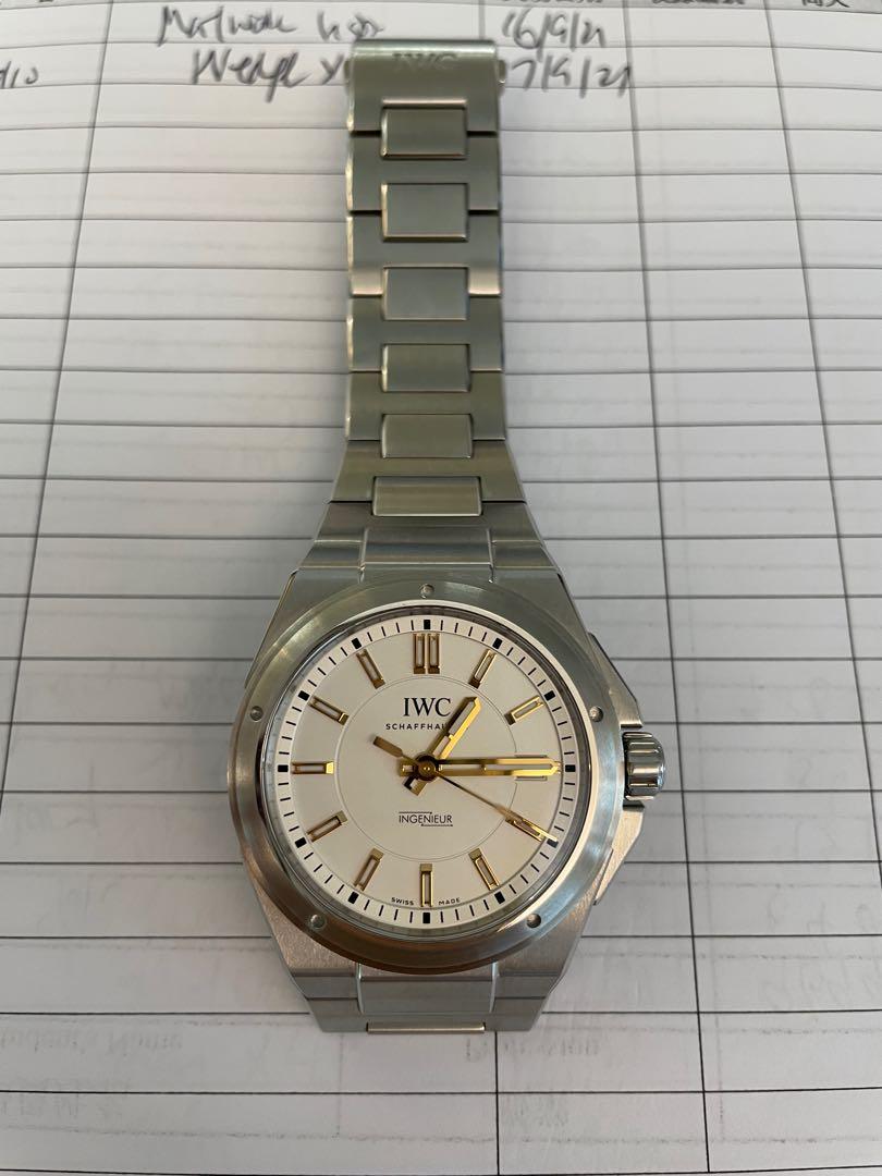 IWC 工程師腕錶 （分類：手錶）位於 Hong Kong。 由 watchwhat 提交（商品編號 1126210898，圖片 3）。簡介： 工程師系列最後一代由鐘錶設計大師Gerald Genta 遺作，也是最經濟的，最真摯的，最日常用的腕錶。40 mm，錶面及腕帶簡潔利落，百看不厭。。