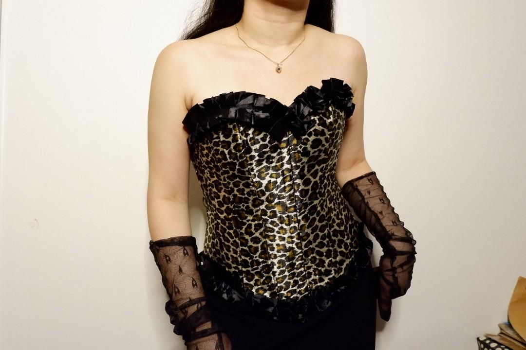 https://media.karousell.com/media/photos/products/2021/11/17/jaguar_style_hourglass_corset__1637132561_d590facc_progressive.jpg