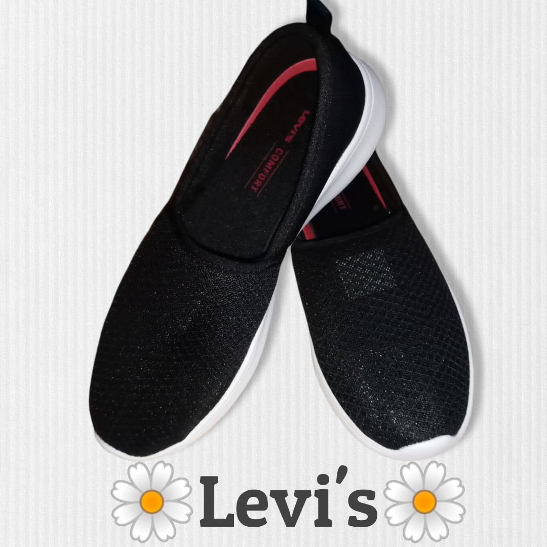 Levi's slip on on sale shoes womens