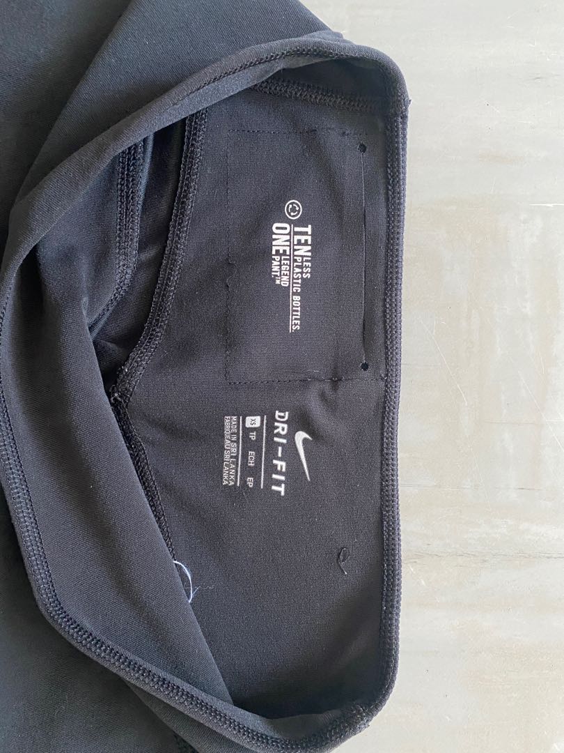 Nike cropped pants, Women's Fashion, Activewear on Carousell