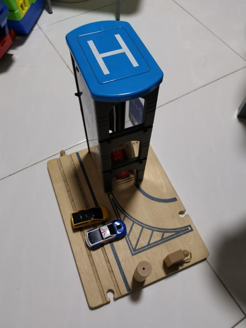 Wooden Toy Car Lift Carpark with Helipad, Hobbies & Toys, Toys & Games
