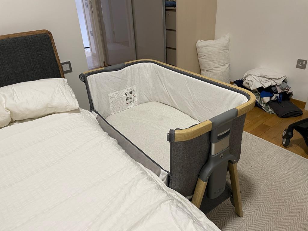 Cozee Bedside Crib Oak and Charcoal with Extra Sheets, Babies & Kids