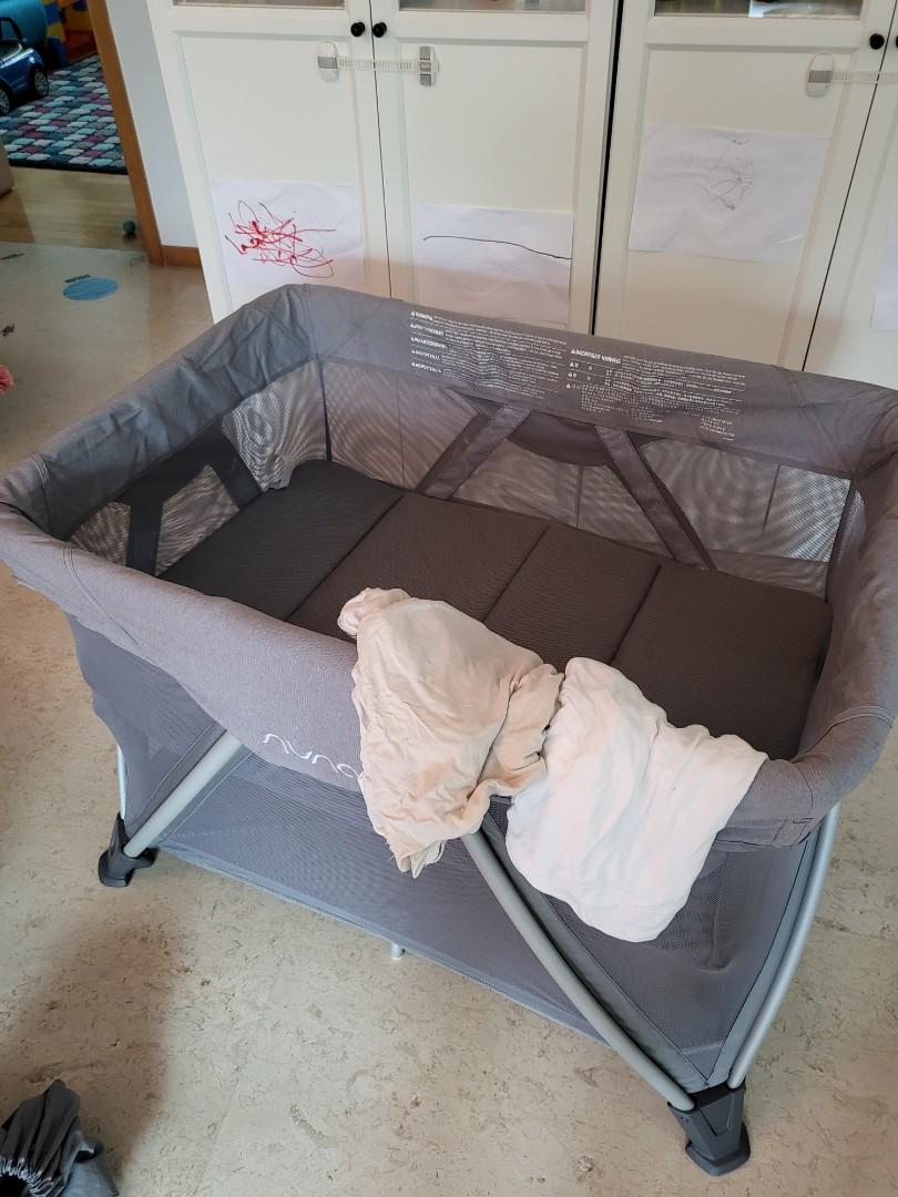 Nuna Sena AireFrost Travel cot super quick set up. With sheets, Babies