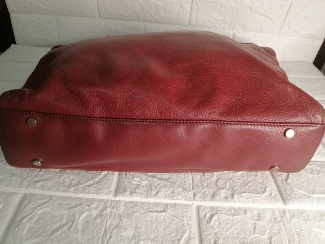 Oroton Leather Tote Shoulder Bag (Category: Luxury Bags & Wallets) located in Las Pinas. Submitted by etoksi1234 (Listing ID 1126508275, Image 3). Description: Pre-loved Oroton Leather Tote Shoulder Bag... 3 Compartment with zip center closeur... Normal signs of usage (Scratches)... Silver tone hardware... Size: L-14" x H-11" x D-4" Please manage your expectations. All sales are final. Kindly examine pictures carefully when buying online. No retu