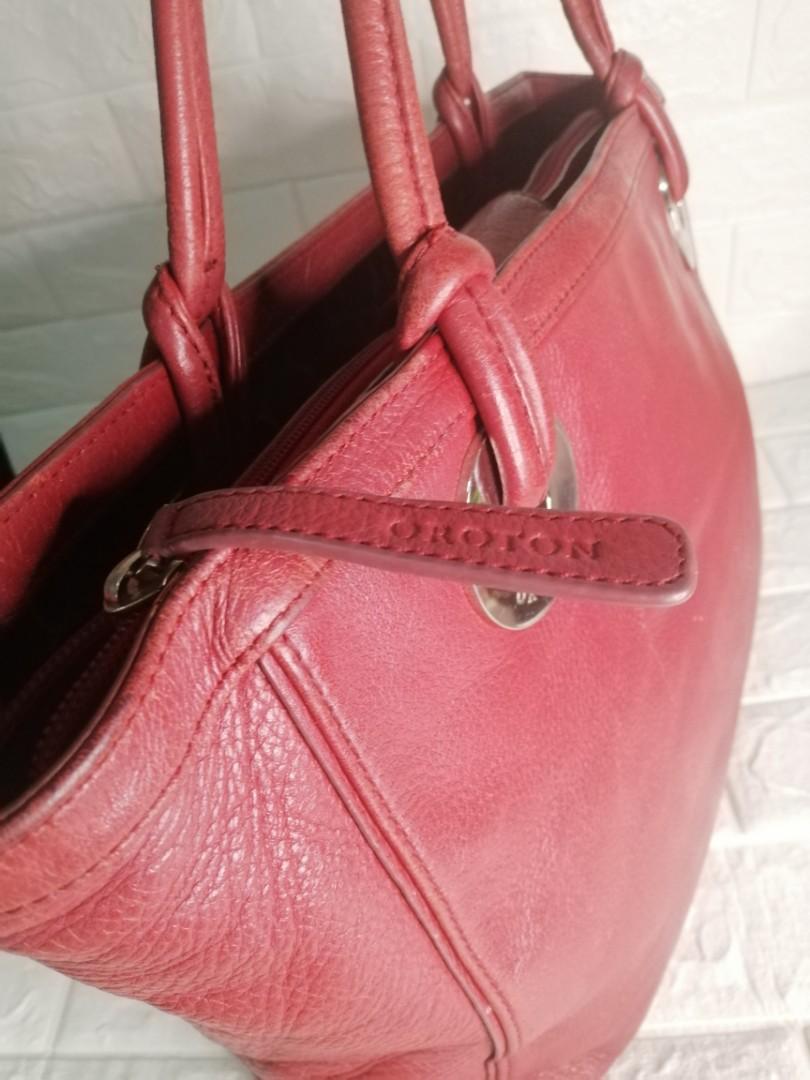 Oroton Leather Tote Shoulder Bag (Category: Luxury Bags & Wallets) located in Las Pinas. Submitted by etoksi1234 (Listing ID 1126508275, Image 2). Description: Pre-loved Oroton Leather Tote Shoulder Bag... 3 Compartment with zip center closeur... Normal signs of usage (Scratches)... Silver tone hardware... Size: L-14" x H-11" x D-4" Please manage your expectations. All sales are final. Kindly examine pictures carefully when buying online. No retu