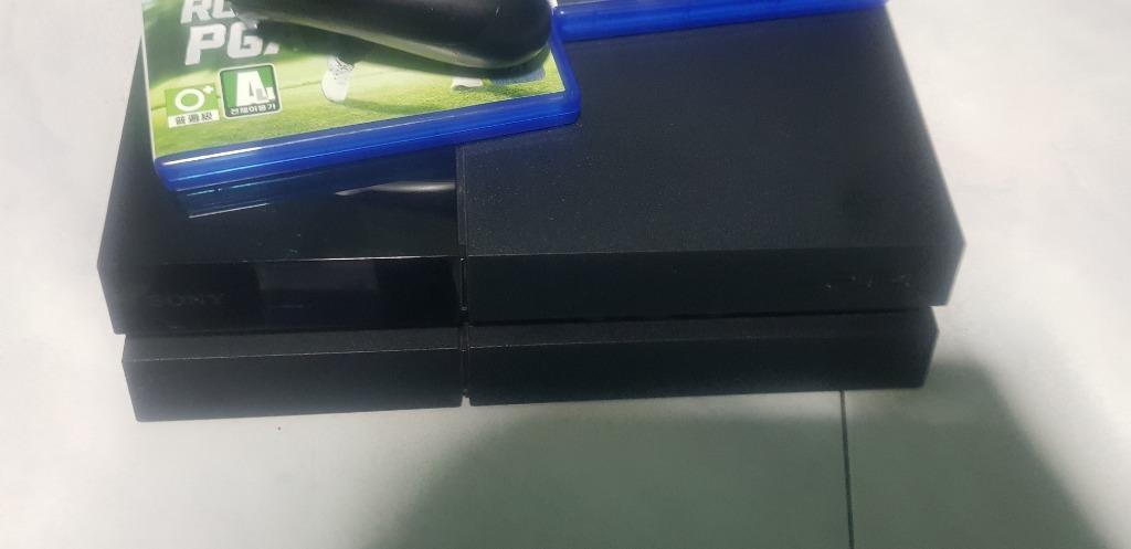 PS4 (Category: PlayStation) located in Singapore. Submitted by rajarkris (Listing ID 1126517834, Image 1). Description: PS4 500gb Comes with: - 2 controllers - power cable - 4 games and HDMI cable .