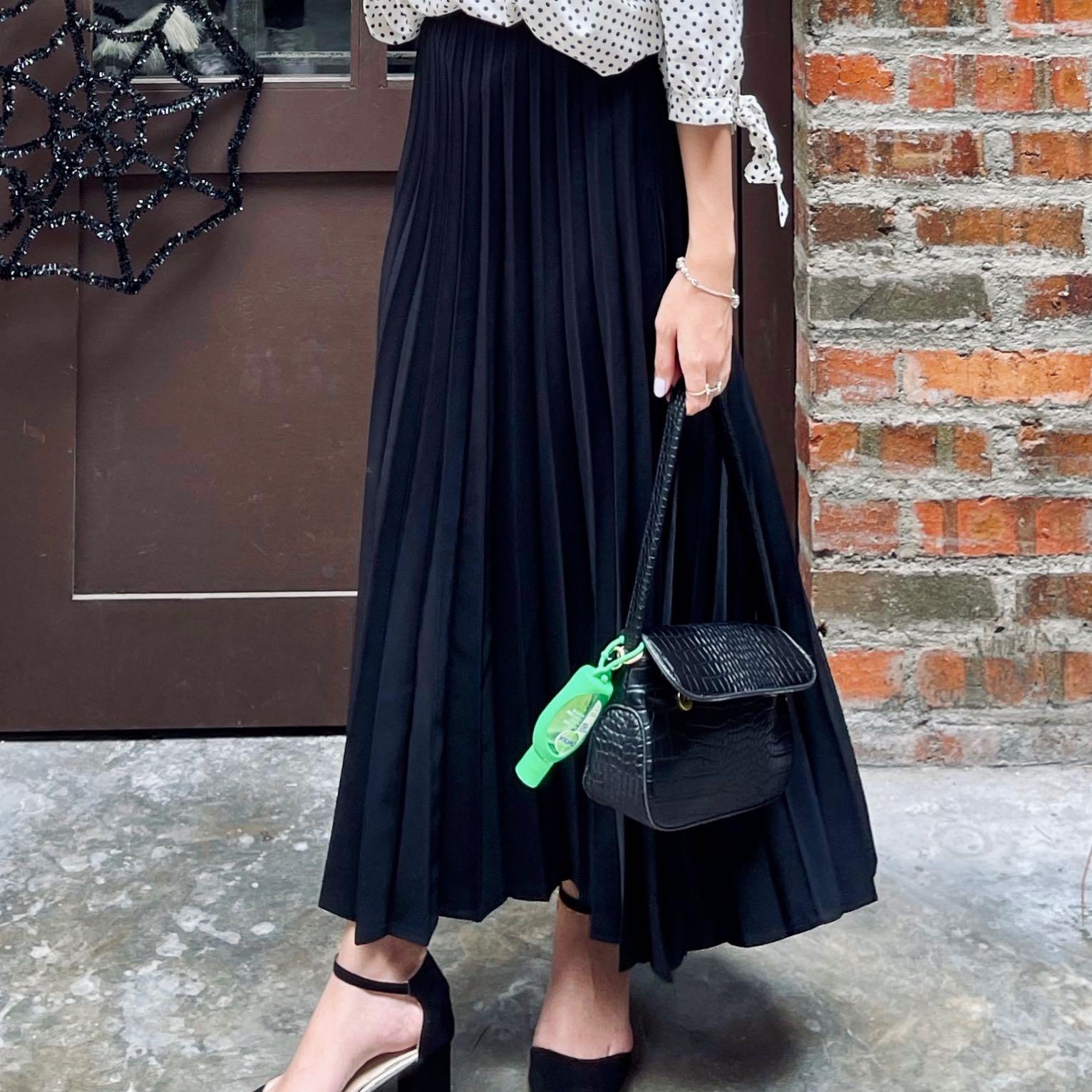 Black pleated skirt outfit winter 2025