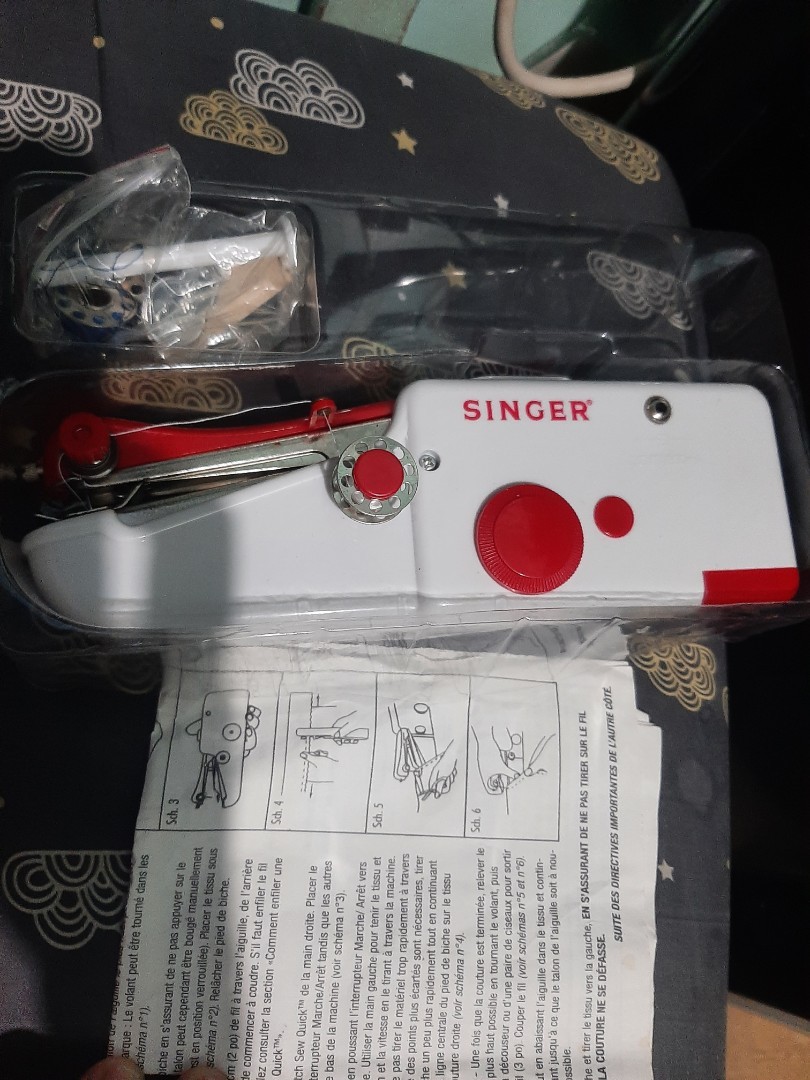 SINGER Handheld sewing machine, Hobbies & Toys, Stationary & Craft