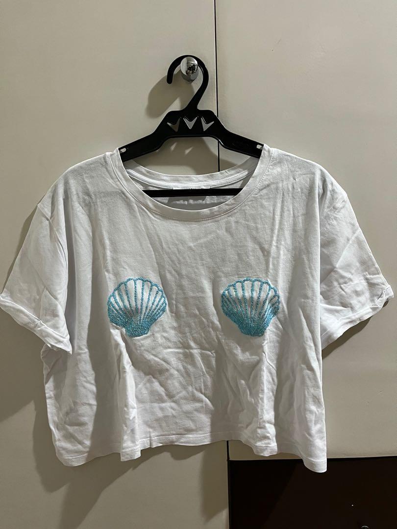 Terranova cropped tee (Category: Blouses) located in Quezon City. Submitted by beacons (Listing ID 1126424489, Image 1). Description: once-worn Terranova top 🤸🏻‍♀️sorry for the wrinkles it’s been in my closet for a few weeks lol Selling for more than half the SRP! 🐚 White shell bewb cropped top (XL) - Php200. Worn once. - Looks like a cute oversized cropped tee! I’m also selling a blue version of this and a purple bodysuit that’s both brand ne