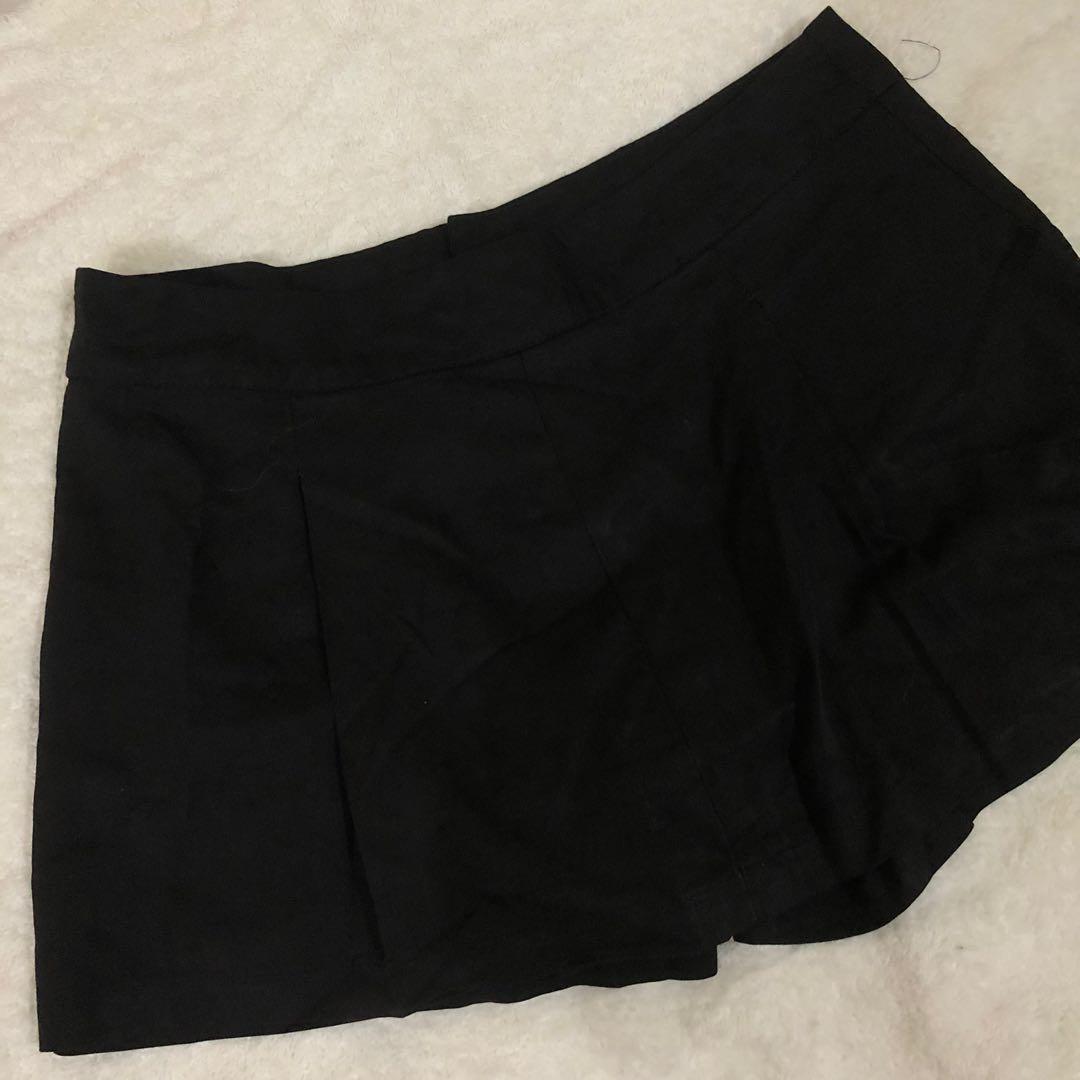 Black shorts (31-32) (Category: Shorts) located in Marikina City. Submitted by mpaurf (Listing ID 1126571012, Image 3). Description: Decluttering sale! Selling my personal preloved clothes! 🌸 - fits frames (31-32 waistline) - well used - love the fabric of this - payment via BDO/GCash - shipping via Lalamove, Grab or J&T - meet-up in Marikina (with handling fee).