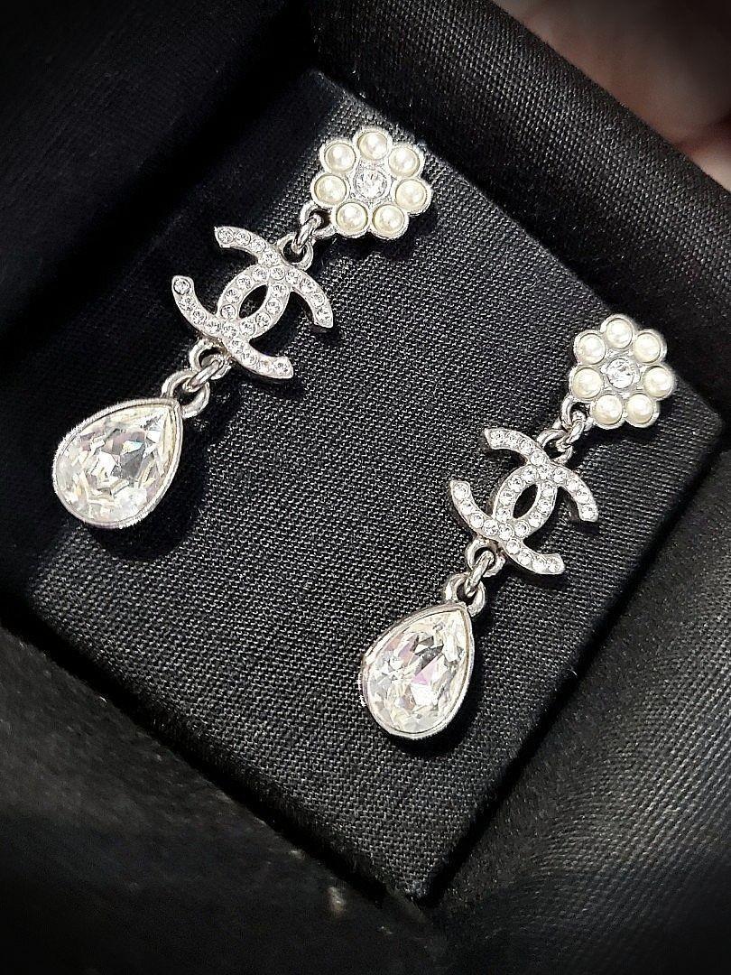 Chanel Camellia Pearl Crystal dangling 21k 2021 earrings, Women's Fashion,  Jewelry & Organisers, Earrings on Carousell