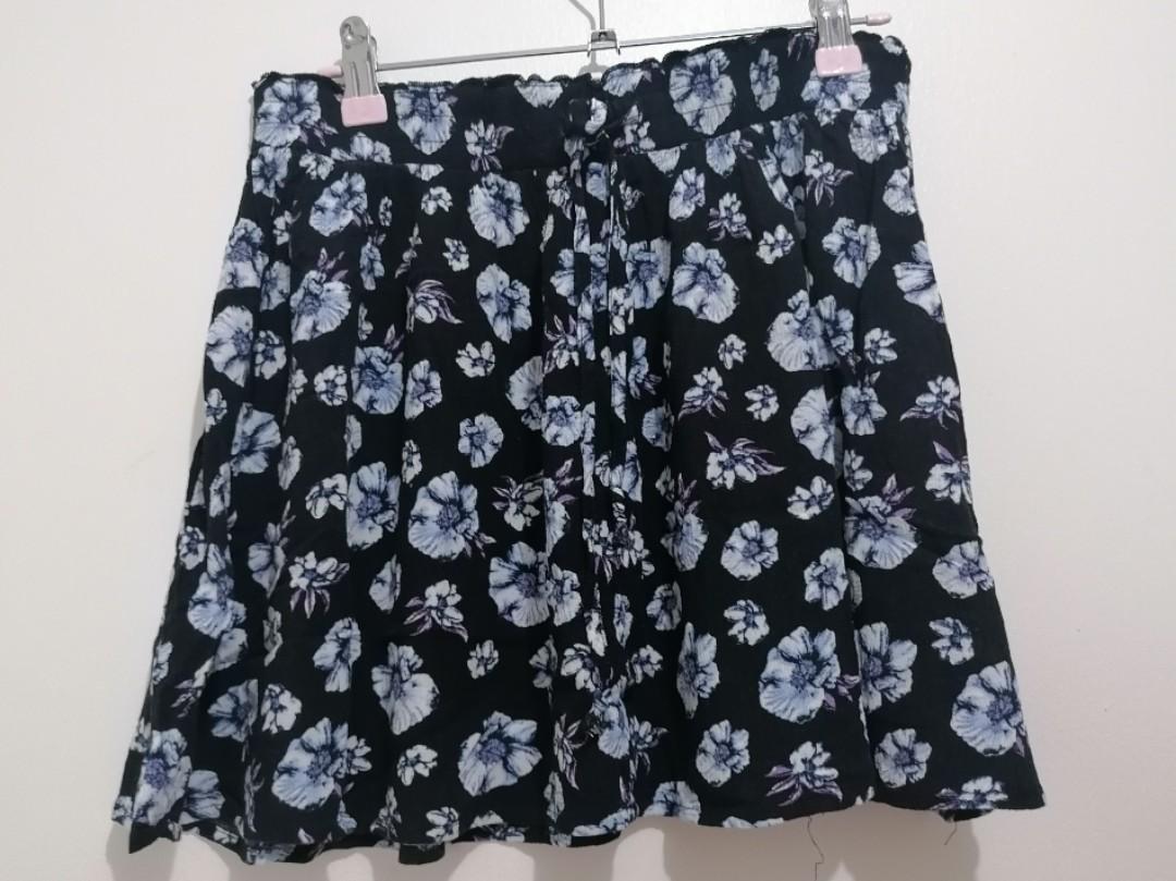Cotton On Floral Skirt (Category: Skirts) located in Tanza. Submitted by beyondbasic.ph (Listing ID 1126709682, Image 2). Description: New, never worn With stretchable band, fits up to w32 Super pretty prints Last price posted No haggling.